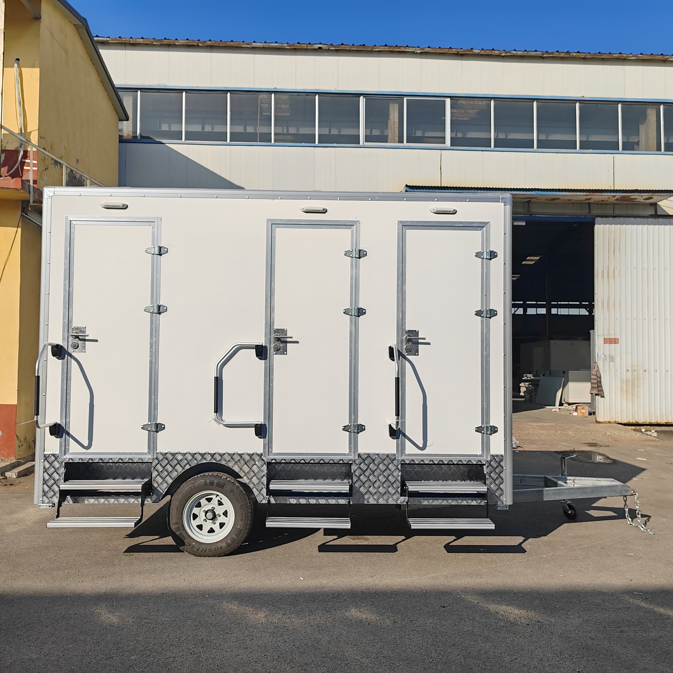 Mobile Toilet Trailer Luxury 3 - مراجعة Outdoor Camping Rental وسعره